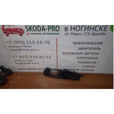 7P6807489E накладка противотуманной фары левая туарег 